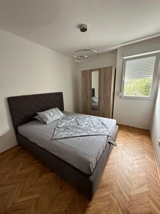 1 Apartment *