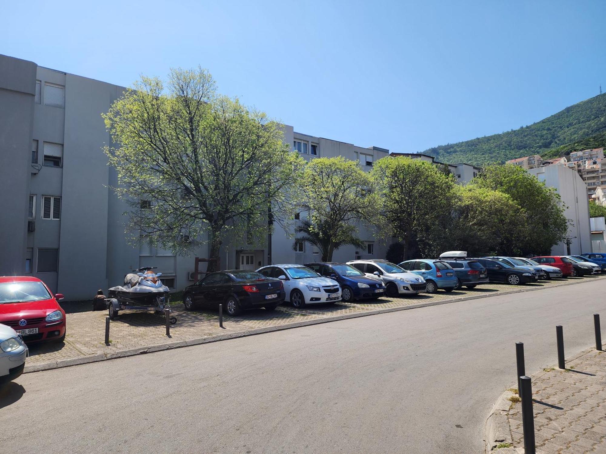 1 Apartment *